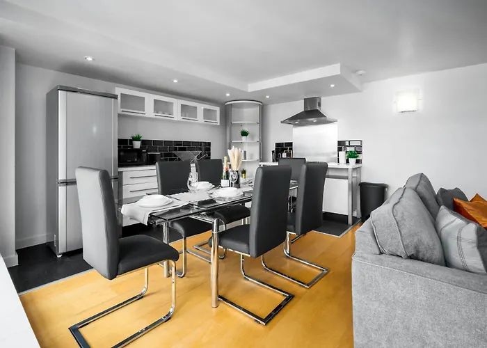 Stylish Two Bedroom Apartment - Birmingham City Centre - Central - Secure Parking - Excellent Location - 116Q