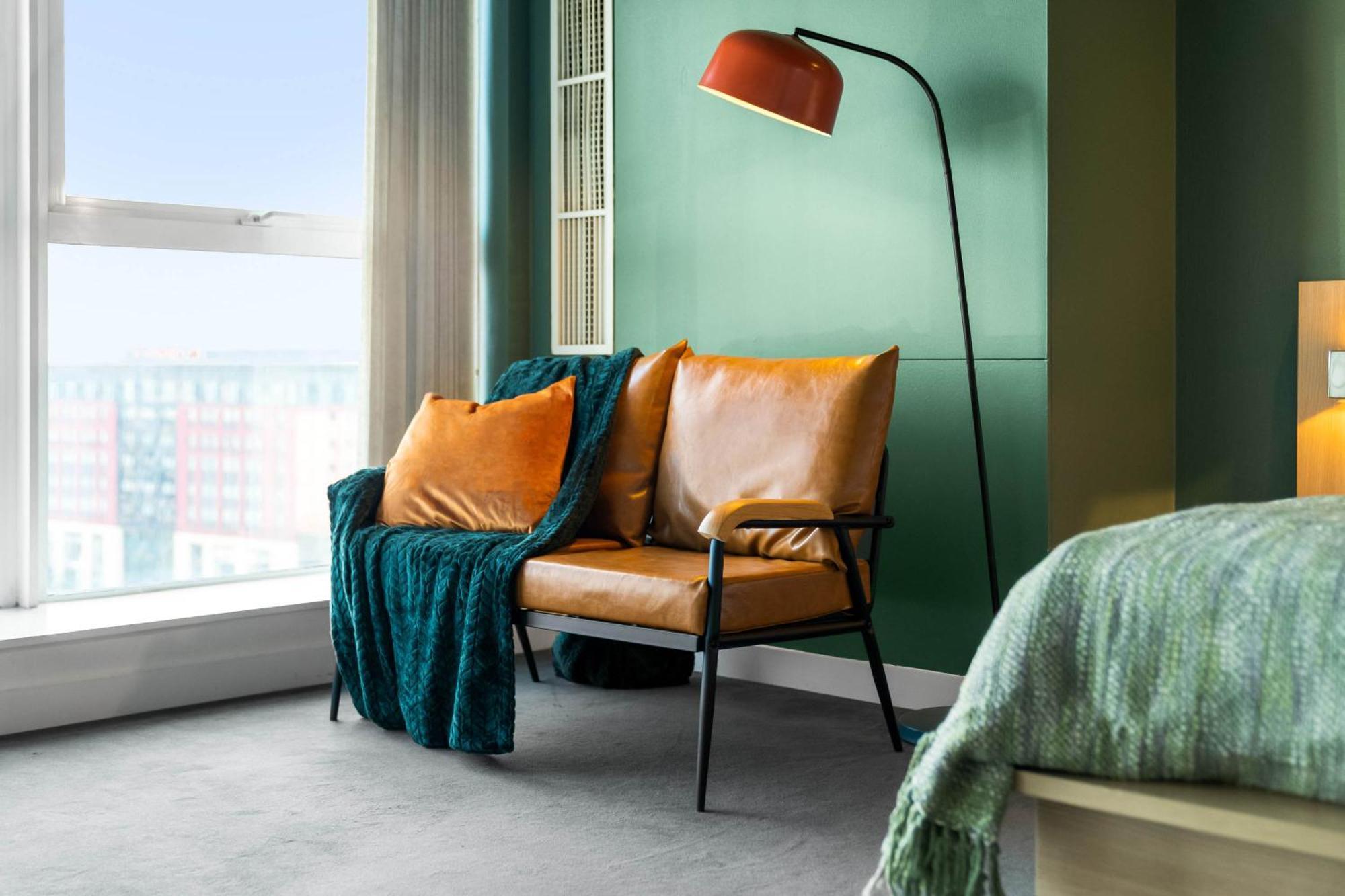 Stylish Two Bedroom - Centre - - Secure Parking - Excellent Location - 116q Apartment