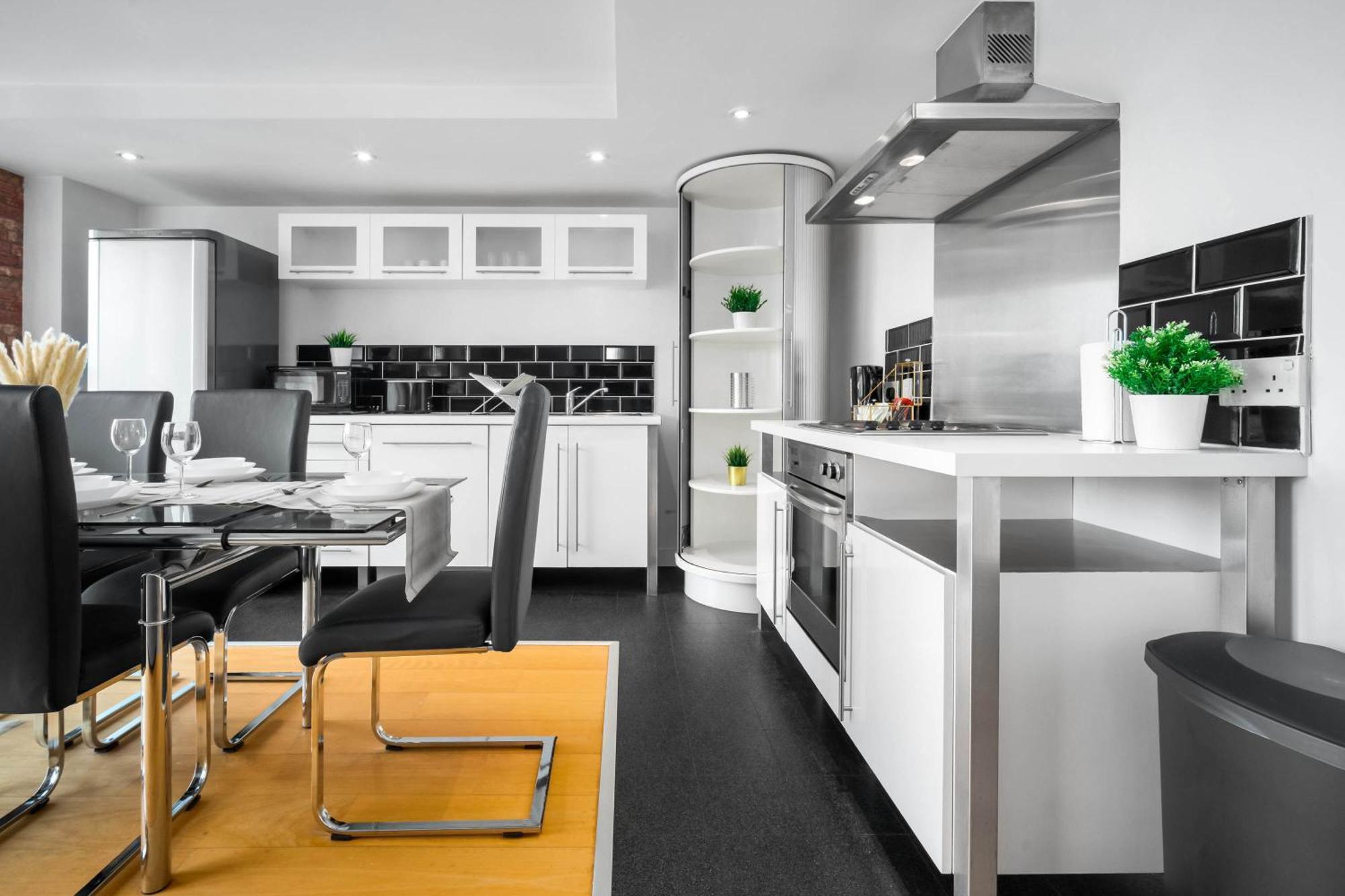 Stylish Two Bedroom - Centre - - Secure Parking - Excellent Location - 116q Apartment *