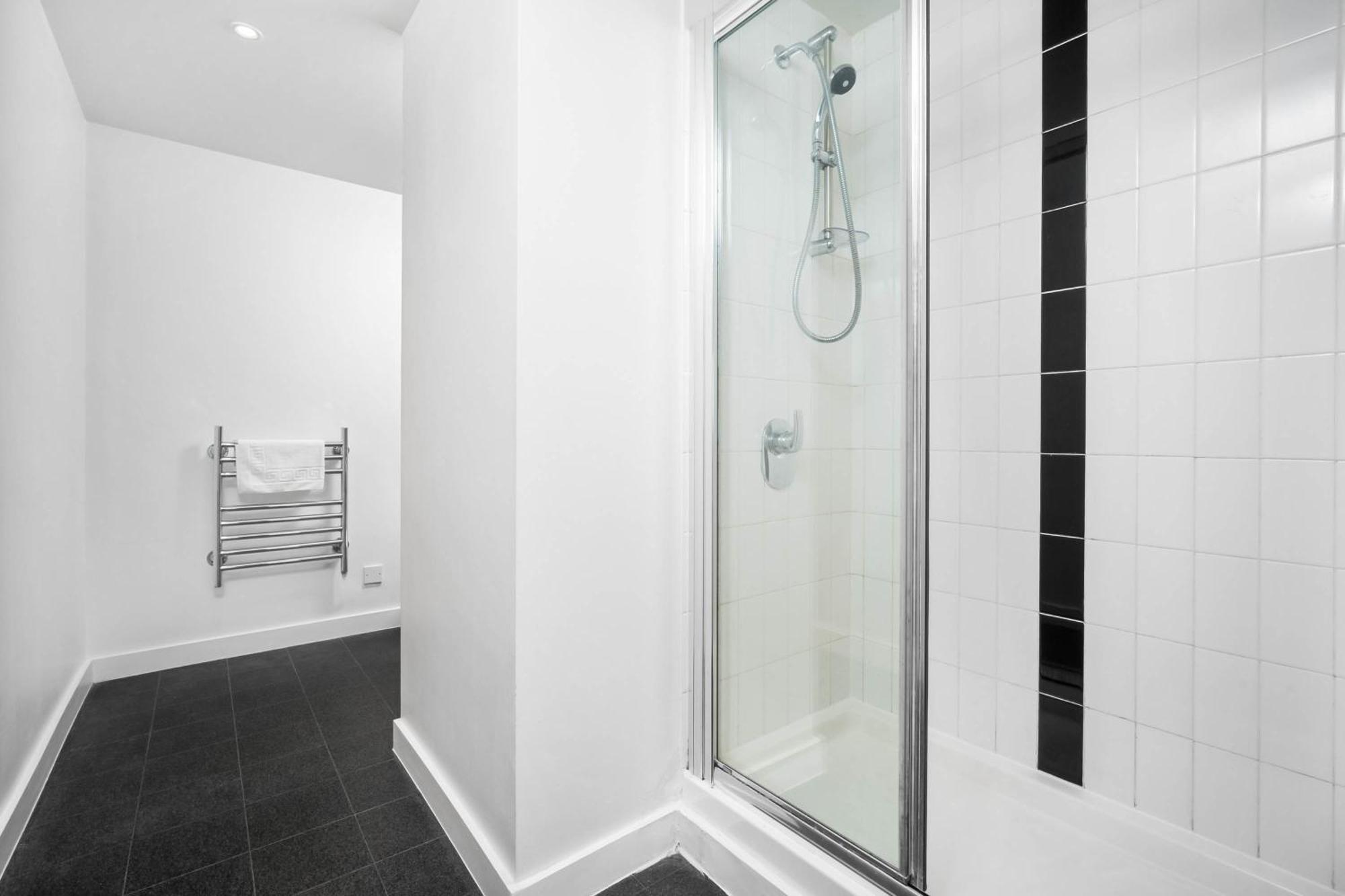 Stylish Two Bedroom - Centre - - Secure Parking - Excellent Location - 116q * Birmingham