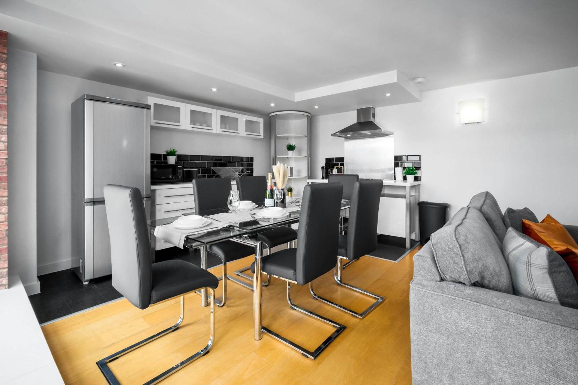 Apartment Stylish Two Bedroom - Centre - - Secure Parking - Excellent Location - 116q