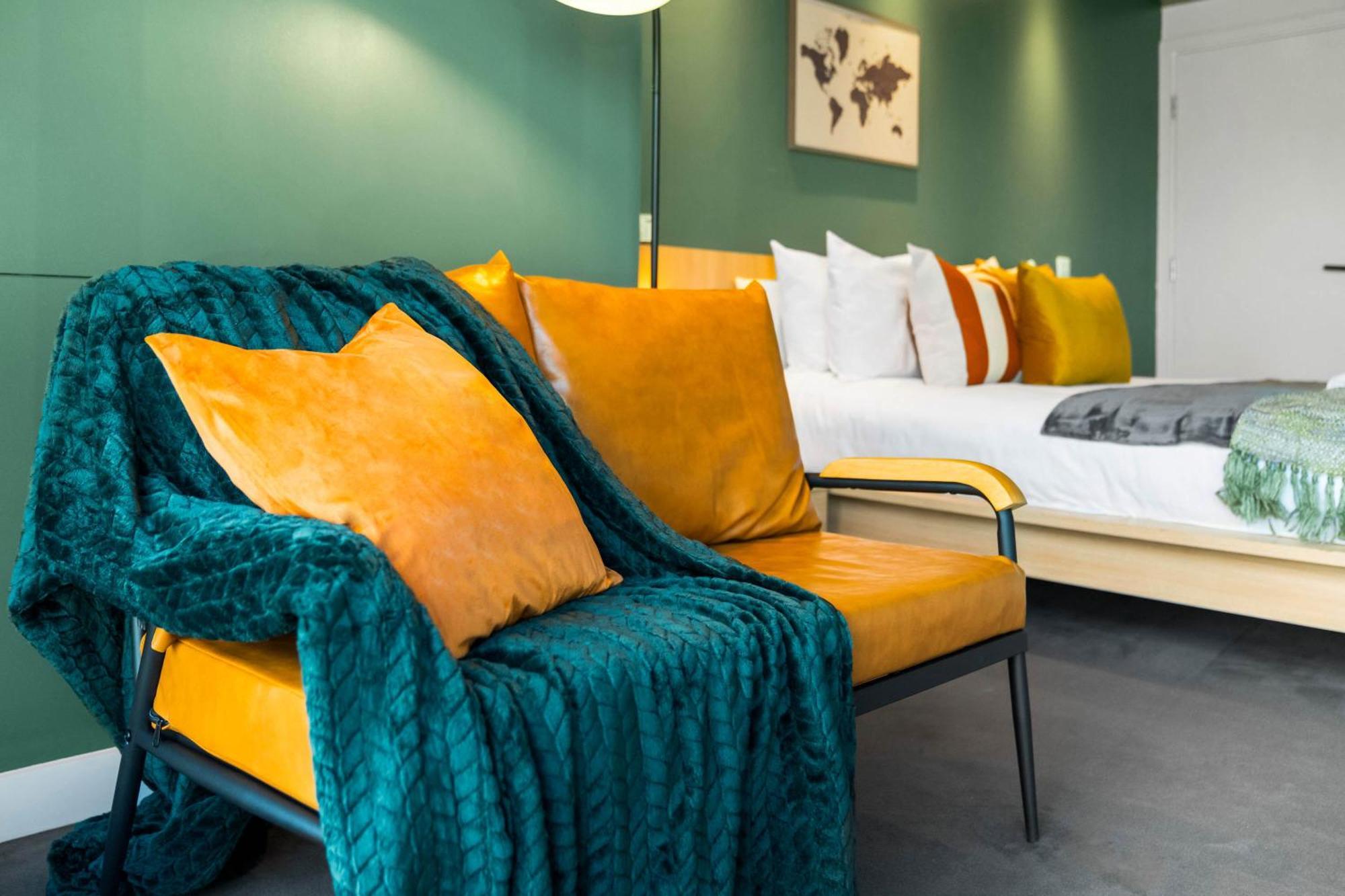 Apartment Stylish Two Bedroom - Centre - - Secure Parking - Excellent Location - 116q *