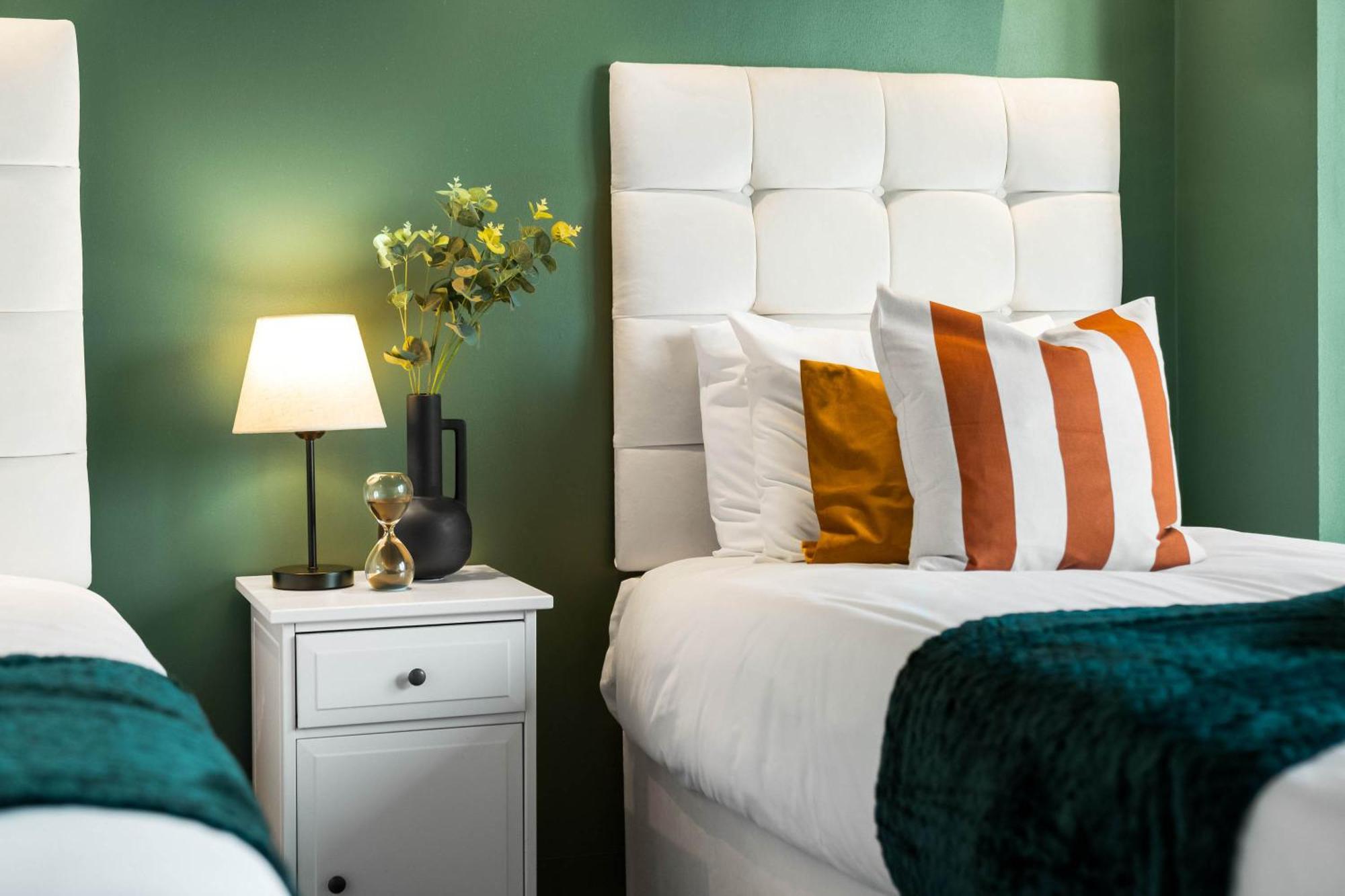 Stylish Two Bedroom - Centre - - Secure Parking - Excellent Location - 116q Apartment Birmingham