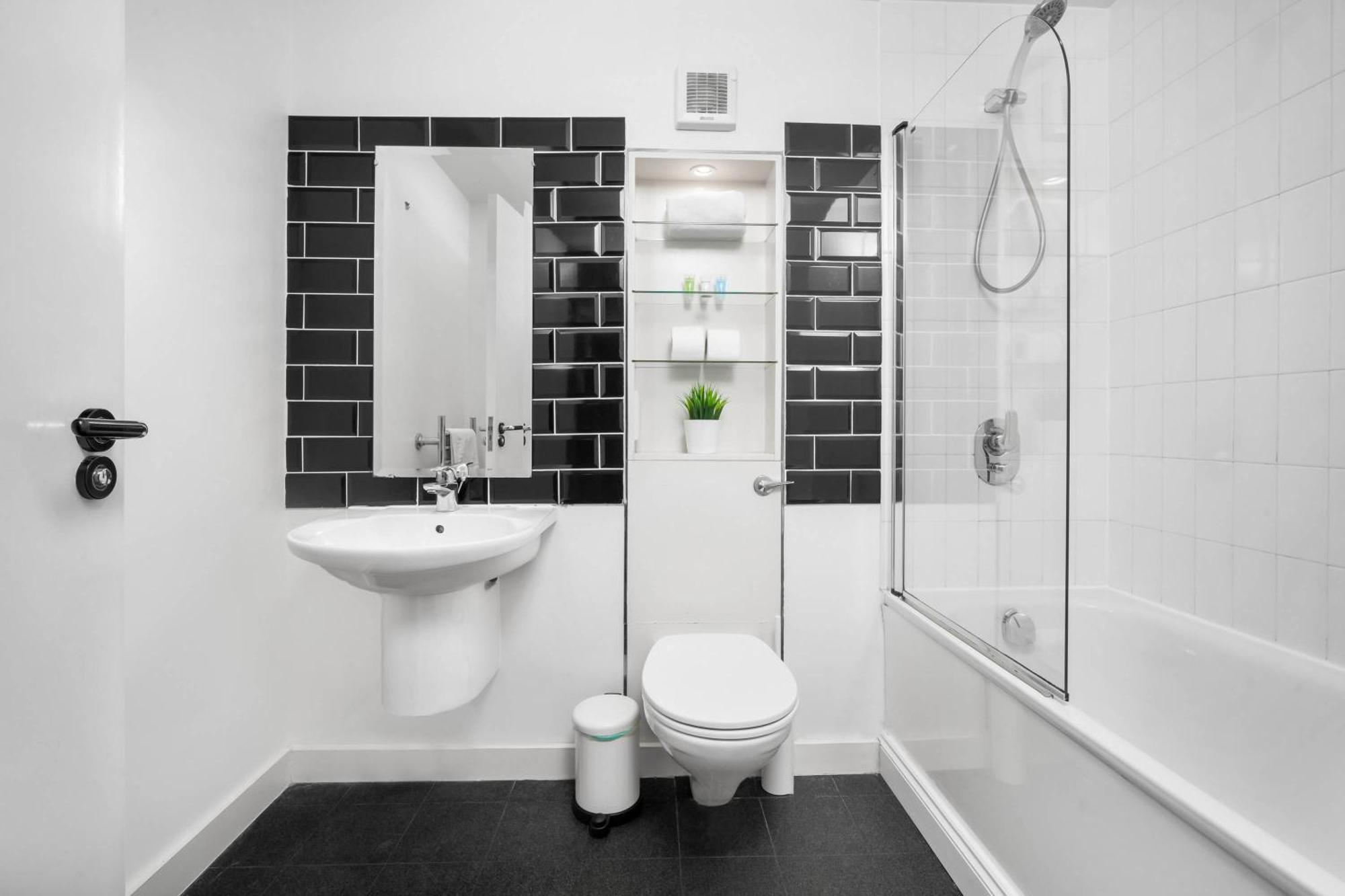 Stylish Two Bedroom - Centre - - Secure Parking - Excellent Location - 116q