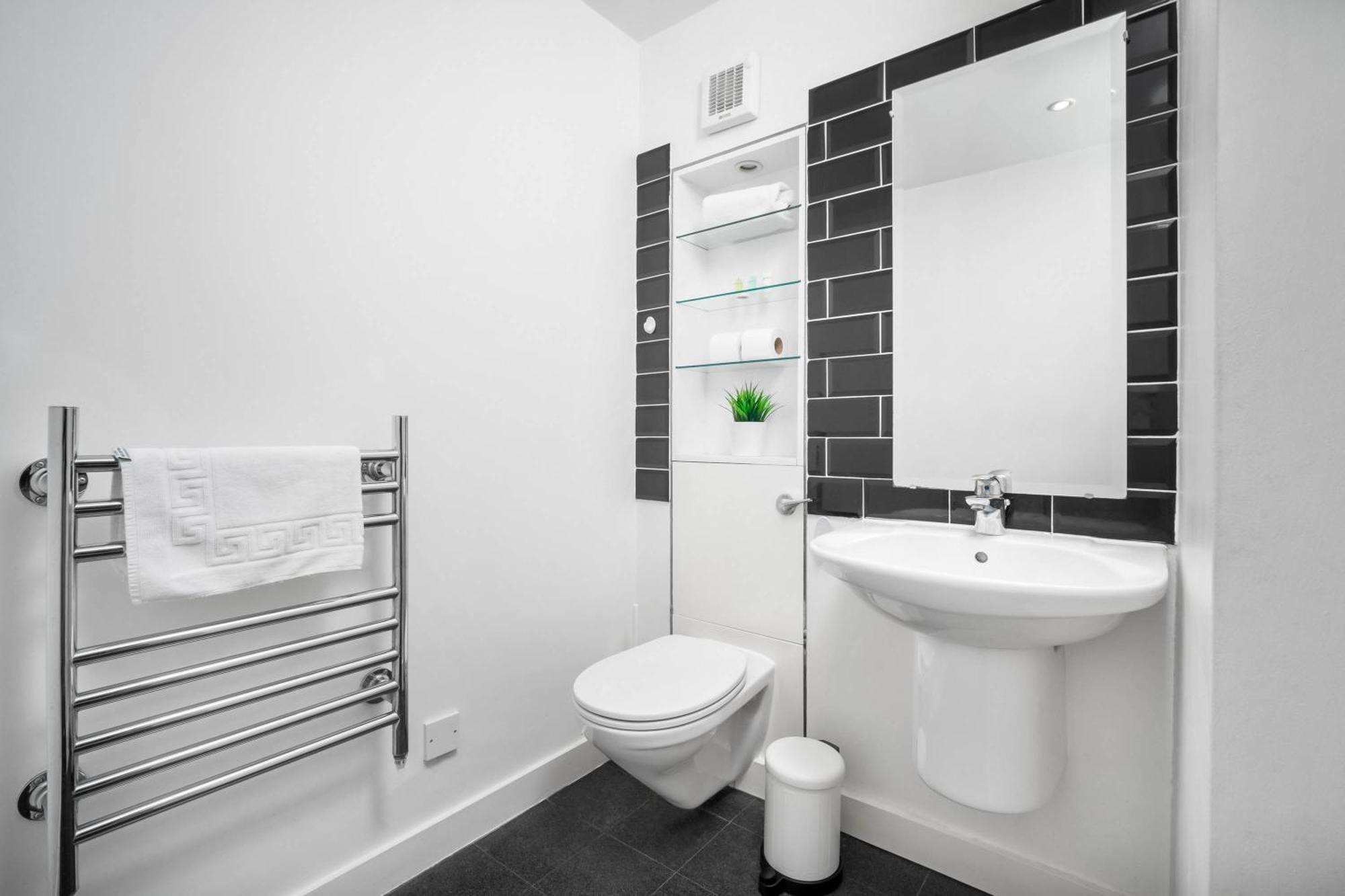 Stylish Two Bedroom - Centre - - Secure Parking - Excellent Location - 116q Apartment *
