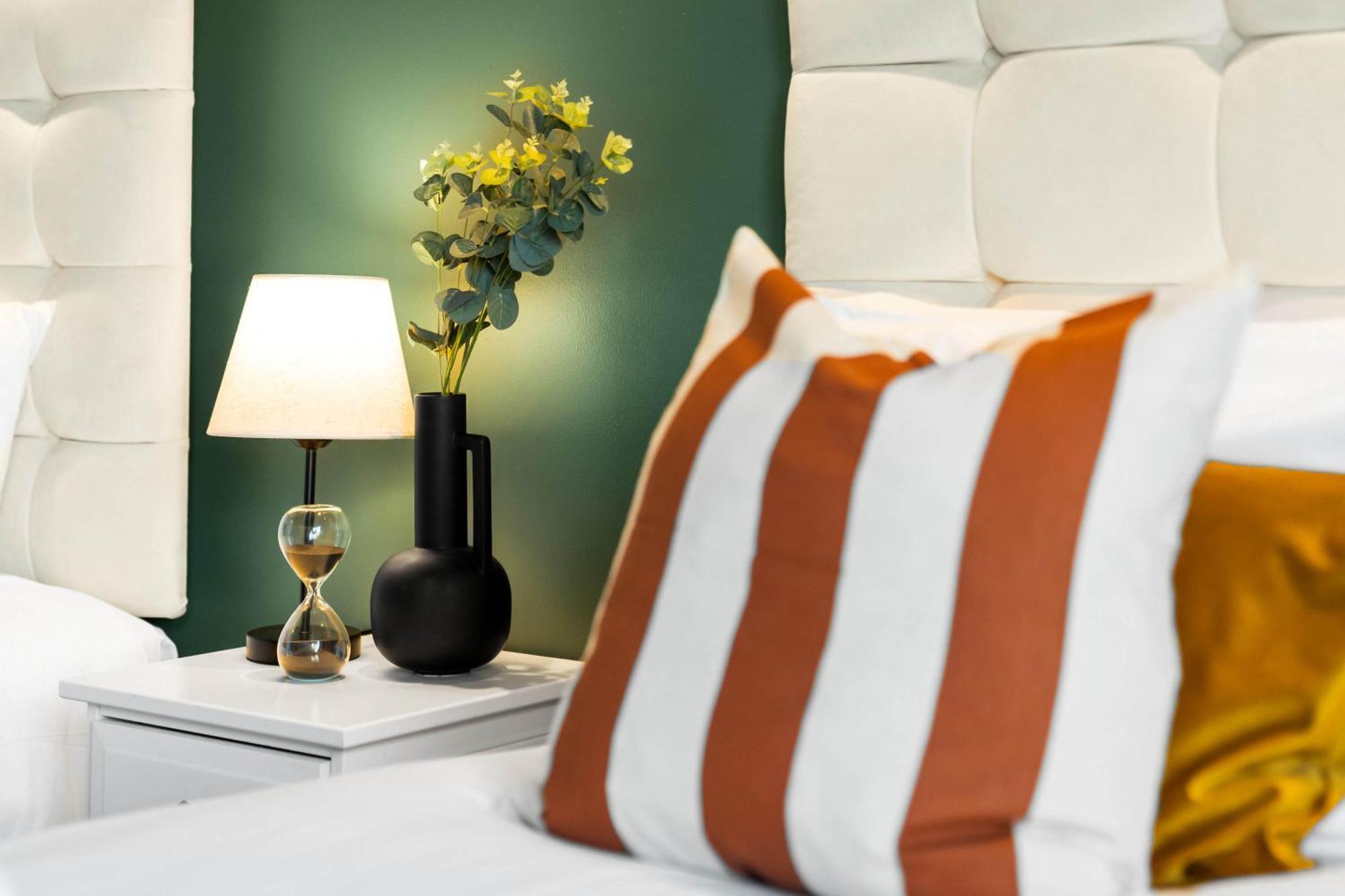 Apartment Stylish Two Bedroom - Centre - - Secure Parking - Excellent Location - 116q