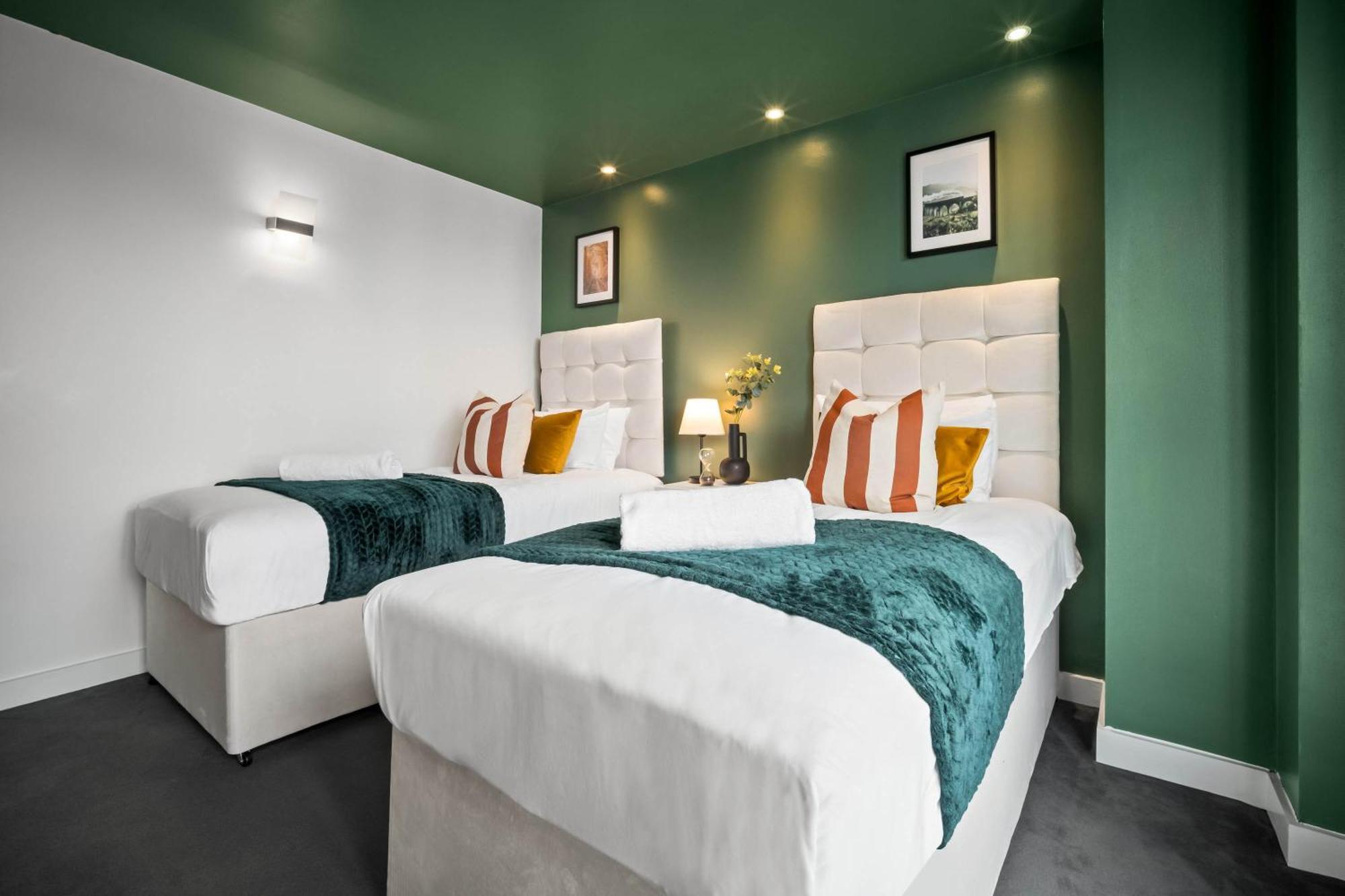 Apartment Stylish Two Bedroom - Centre - - Secure Parking - Excellent Location - 116q *