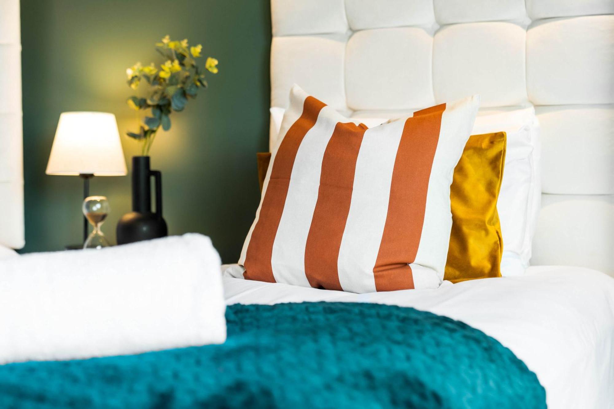 Apartment Stylish Two Bedroom - Centre - - Secure Parking - Excellent Location - 116q