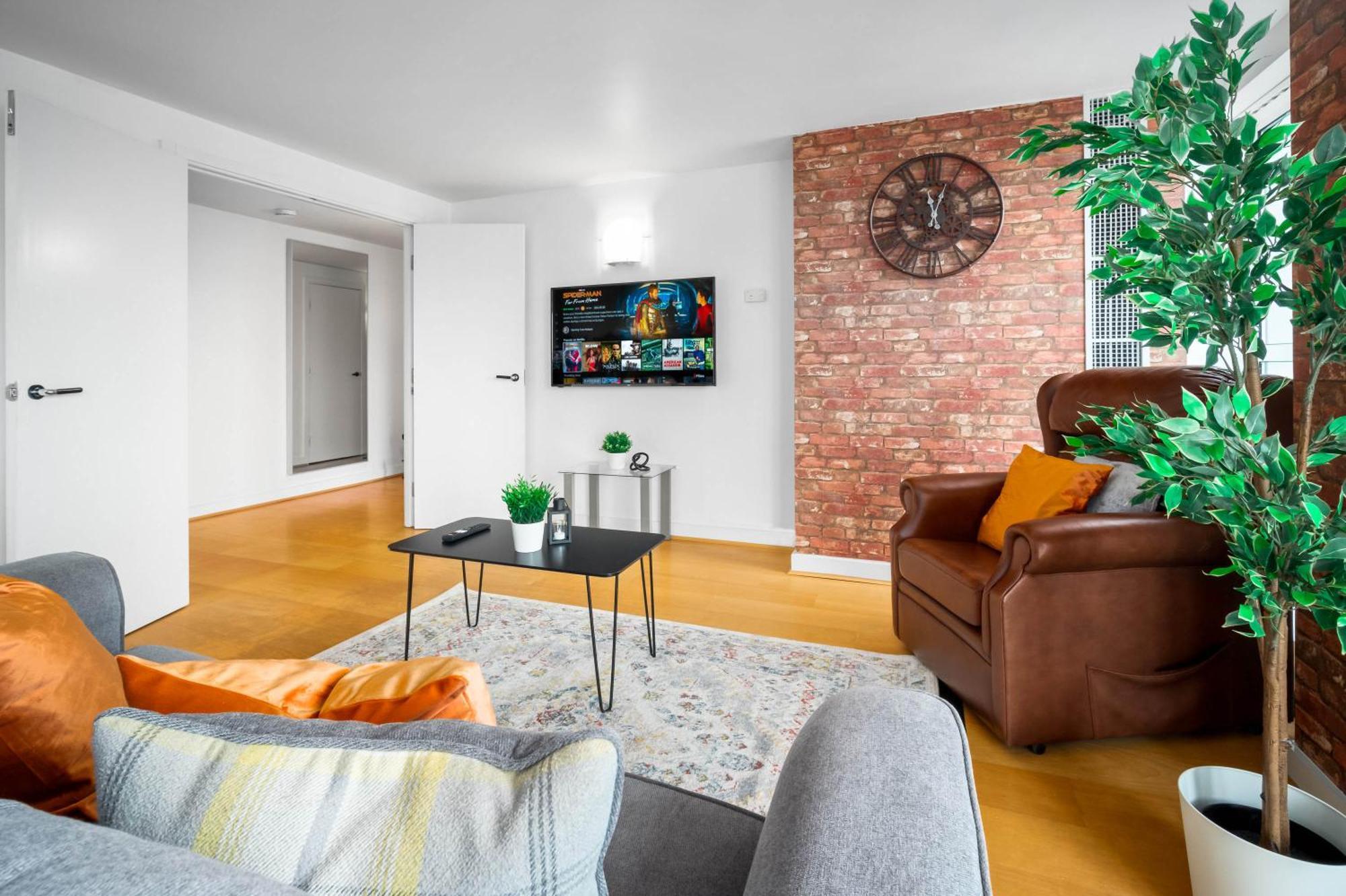 Stylish Two Bedroom - Centre - - Secure Parking - Excellent Location - 116q *